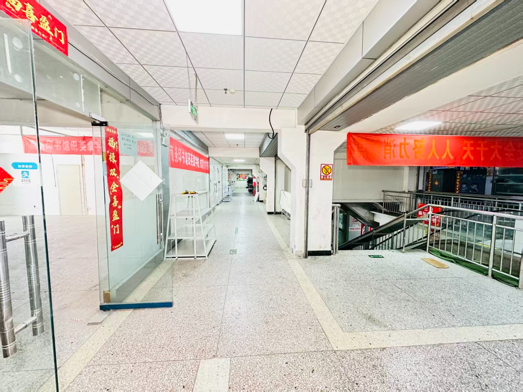 纬二路引入人工智能技术应用场景，推动AI与商业、零售、电商、企业服务等领域融合发展。